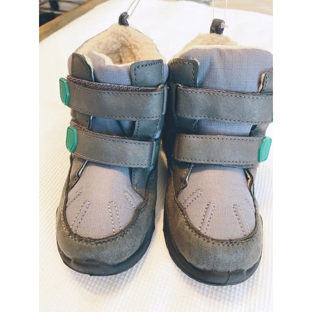 Carter’s kids Boots Dunes size 11 gray and green